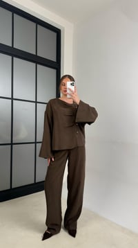 Acı Kahve Asimetrik Yaka Yan Düğme Detaylı Gömlek Beli Lastikli Pantolon Tensel Takım GAUS-01163GAUSTAKIMGAUS-01163