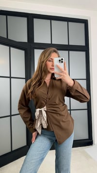 Kahve Bel Bağlama Detaylı Fularlı Tasarım Gömlek GAUS-01173GAUSGÖMLEKGAUS-01173