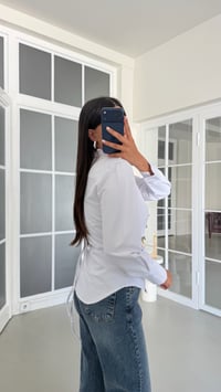 Beyaz Beli Ayarlanabilir Kancalı Tasarım Gömlek GAUS-01940GAUS القمصان GAUS-01940