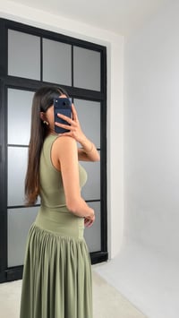 Yeşil Gold Toka Detaylı Yırtmaçlı Premium Elbise GAUS-01530GAUSELBİSEGAUS-01530