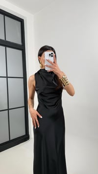 Siyah Yaka Drapeli Saten Elbise Gaus00364GausELBİSEGU1001843