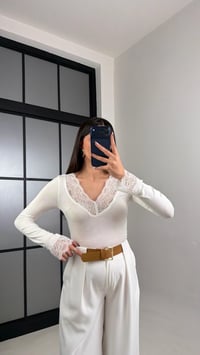 Beyaz Dantel Detaylı Kaşmir Dokulu Bluz GAUS-01094GAUSBLUZGAUS-01094