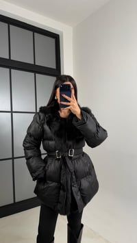 Siyah Yaka Kürk Detaylı Kuşaklı Şişme Mont GAUS-00563GAUSMONTGAUS-00563