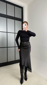 Siyah Dantel Detaylı Asimetrik Kesim Saten Etek GAUS-00860GAUSETEKGAUS-00860