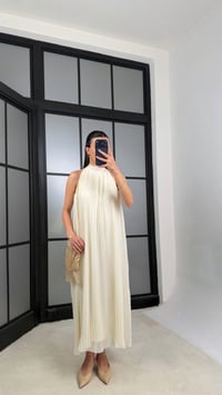 Krem Boyundan Bağlamalı Astarlı Pileli Tasarım Elbise GAUS-01363GAUSELBİSEGAUS-01363