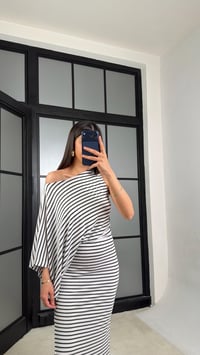 Beyaz Çizgili Tek Omuz Yarasa Kol Premium Elbise GAUS-01430GAUSELBİSEGAUS-01430
