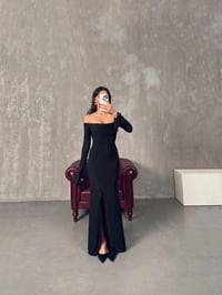 Tabita Siyah Kayık Yaka Yırtmaçlı Tasarım ElbiseGausELBİSEGU00904254
