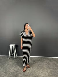 Jolanka Siyah Çizgili Yırtmaçlı Uzun ElbiseGausELBİSEGU008204