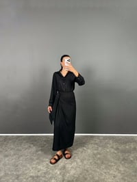 Mari Siyah Düğmeli Yandan Bağlamalı Uzun ElbiseGausELBİSEGU008658