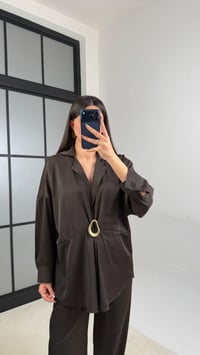 Acı Kahve Gold Tokalı Gömlek Beli Lastikli Pantolon Saten Takım GAUS-01116GAUSTAKIMGAUS-01116