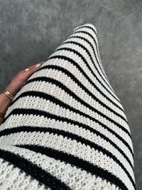 Jolanka Beyaz Çizgili Yırtmaçlı Uzun Elbise GausÜST GİYİMGU008203