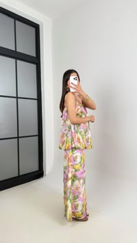 Pembe Çiçek Desenli Ayarlanabilir Askılı Astarlı Katlı Şifon Elbise Gaus00469GausELBİSEGU1002100
