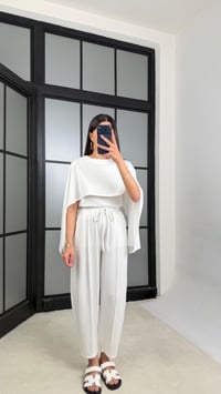 Beyaz Pelerin Detaylı Bluz Beli Lastikli Pantolon İkili Tasarım Modal Takım GAUS-01499GAUSTAKIMGAUS-01499