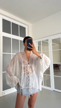 Beyaz Dantel Detaylı Transparan Bluz GAUS-01648GAUSBLUZGAUS-01648