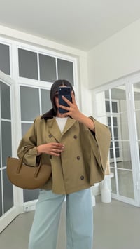 Haki Kadife Yaka Astarlı Pelerin Trençkot GAUS-01907GAUSمعاطف الترنشكوت GAUS-01907