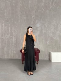 Siyah Önü Düğmeli Sıfır Kol Pileli Tasarım Elbise Gaus00193GausDressesGU1001450