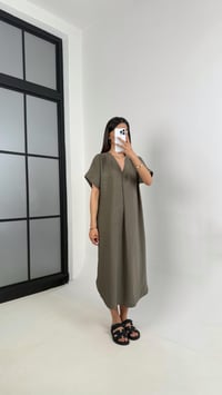 Haki V Yaka Tensel Kırışık Kumaş Basic Elbise Gaus00436 GausELBİSEGU1002028