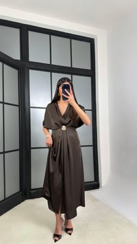 Acı Kahve Gold Toka Detaylı Kuşaklı Saten Elbise GAUS-01281GAUSELBİSEGAUS-01281
