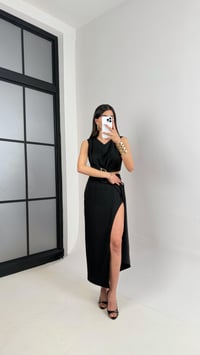 Siyah Yan Dekolteli Gold Toka Detaylı Yırtmaçlı Elbise Gaus00434GausELBİSEGU1002008