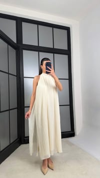 Krem Boyundan Bağlamalı Astarlı Pileli Tasarım Elbise GAUS-01363GAUSELBİSEGAUS-01363