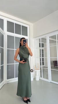 Yeşil Degaje Yaka Saten Elbise GAUS-01762GAUSELBİSEGAUS-01762