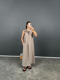 Hermia Bej İthal Kumaş Boyundan Bağlamalı ElbiseGausELBİSEGU008304