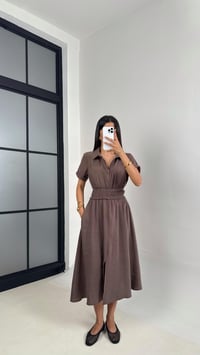 Kahve Beli Lastikli Önden Fermuarlı Yırtmaçlı Tencel Elbise Gaus00551GausELBİSEGU1002283