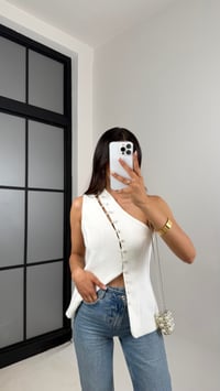 Beyaz Düğmeli Asimetrik Yaka Astarlı Yelek Gaus00649GausYELEKGU1002509