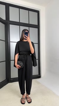 Siyah Pelerin Detaylı Bluz Beli Lastikli Pantolon İkili Tasarım Modal Takım GAUS-01499GAUSTAKIMGAUS-01499