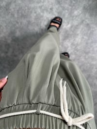 Haki Kemer Detaylı Gabardin Pantolon GausPANTOLONGU008447