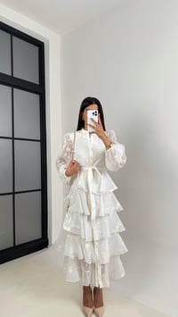 Ekru Çiçek Nakışlı Önü Düğmeli Kuşaklı Katlı Tasarım Elbise Gaus00672GausELBİSEGU1002550