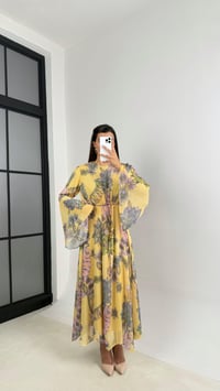 Sarı Çiçek Desenli Kuşaklı Kolu Volanlı Astarlı Şifon Elbise GAUS-00105GAUSELBİSEGAUS-00105