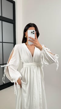 Beyaz V Yaka Yırtmaçlı Kol Bağlama Detaylı Müslin Elbise Gaus00386GausELBİSEGU1001901
