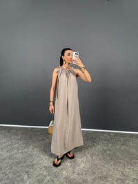 Hermia Bej İthal Kumaş Boyundan Bağlamalı ElbiseGausELBİSEGU008304