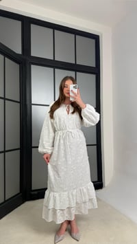 Beyaz Çiçek Nakış Detaylı Kuşaklı Astarlı Elbise GAUS-01257GAUSELBİSEGAUS-01257