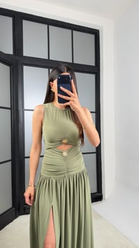 Yeşil Gold Toka Detaylı Yırtmaçlı Premium Elbise GAUS-01530GAUSELBİSEGAUS-01530