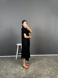 Anita Siyah V Yaka Premium Midi Keten ElbiseGausELBİSEGU008686