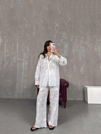 Beyaz Çiçek İşlemeli Gömlek Yarım Astarlı Pantolon Fistolu Takım Gaus00061GausTAKIMGU1001136