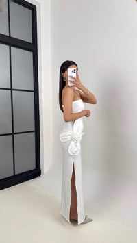 Beyaz Çiçek Detaylı Yırtmaçlı Elbise Gaus00365GausELBİSEGU1001878