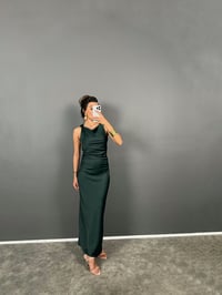 Katre Zümrüt Yeşili Belden Büzgülü Sıfır Kol ZR Model Saten ElbiseGausELBİSEGU008816