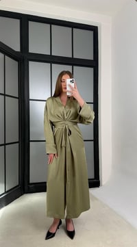 Yeşil Kuşaklı Yırtmaçlı Premium Saten Elbise GAUS-01240GAUSELBİSEGAUS-01240