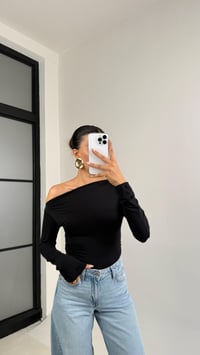 Siyah Omuz Dekolteli Yan Büzgülü Sandy Kumaş Bluz GAUS-0066GAUSBLUZGAUS-0066