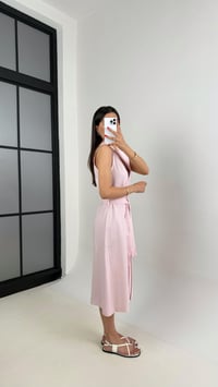 Pembe V Yaka Önü Düğmeli Kuşaklı Keten Elbise Gaus00461 GausELBİSEGU1002077