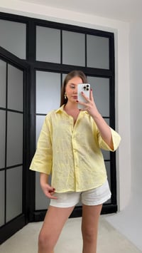 Sarı Çiçek Nakışlı Pinterest Gömlek GAUS-01268GAUSGÖMLEKGAUS-01268
