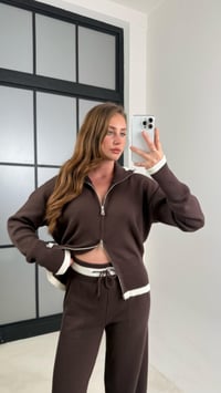 Acı Kahve Şerit Detaylı Çift Fermuarlı Hırka Beli Lastikli Kuşaklı Pantolon Triko Takım GAUS-00589GAUSSuitsGAUS-00589