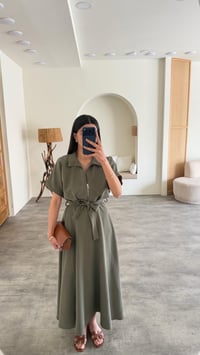Yeşil Polo Yaka Kuşaklı Tencel Kumaş Elbise GAUS-01429GAUSELBİSEGAUS-01429