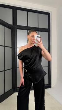 Siyah Gold Toka Detaylı Asimetrik Kesim Bluz Beli Lastikli Pantolon İkili Saten Takım GAUS-01252GAUSTAKIMGAUS-01252