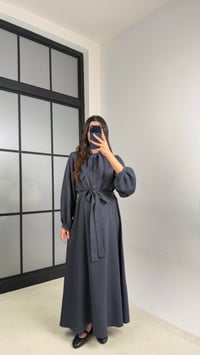 Antrasit Fular Detaylı Kuşaklı İthal Kumaş Elbise GAUS-01155GAUSDressesGAUS-01155