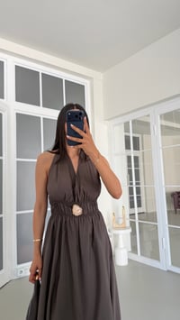 Kahve Boyundan Bağlamalı Beli Lastikli Toka Detaylı Cepli Tencel Elbise GAUS-01798GAUSELBİSEGAUS-01798