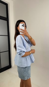 Mavi V Yaka Balon Kol Yaka Dantel İşlemeli Müslin Bluz Gaus00688 Gausالبلوزات GU1002586